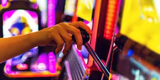Người chơi trải nghiệm slot online trên điện thoại di động Việt Nam
